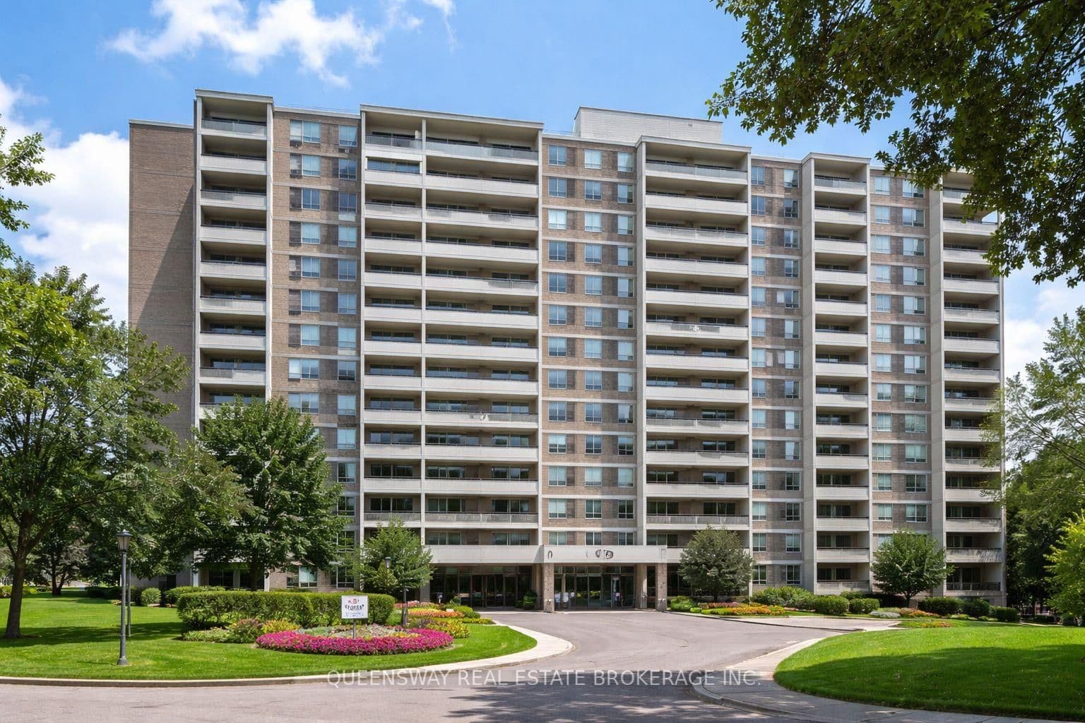 #504 - 10 Edgecliff Golfway