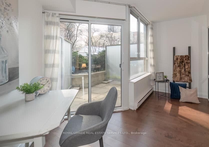 #320 - 711 Bay Street
