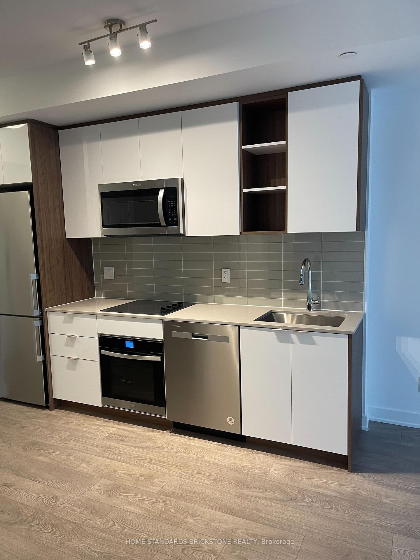 #931 - 543 richmond st W