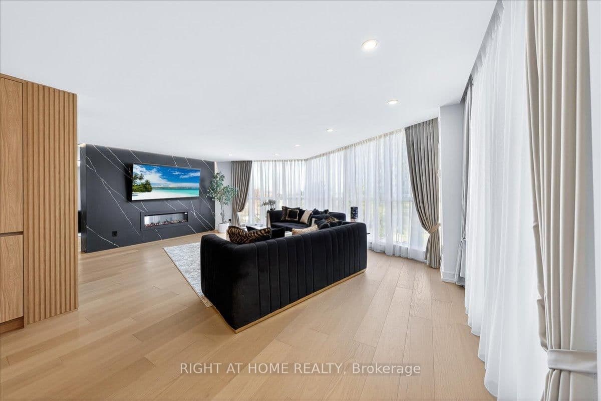 #501 - 85 Skymark Drive