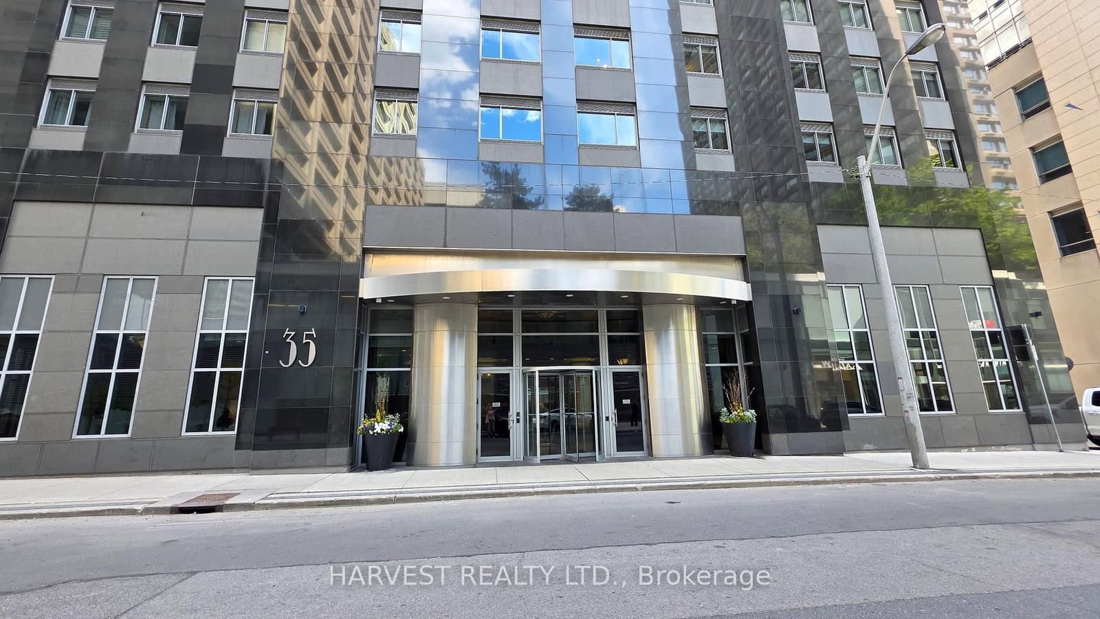 #1506 - 35 Balmuto Street