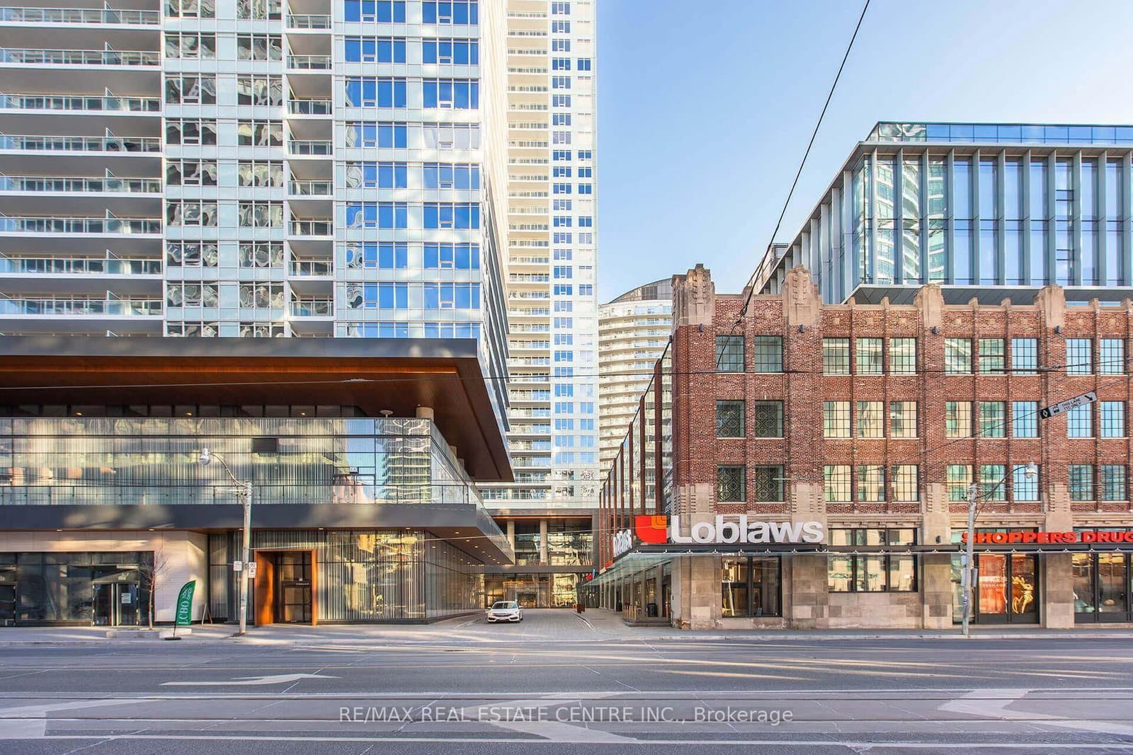 #812 - 19 Bathurst Street
