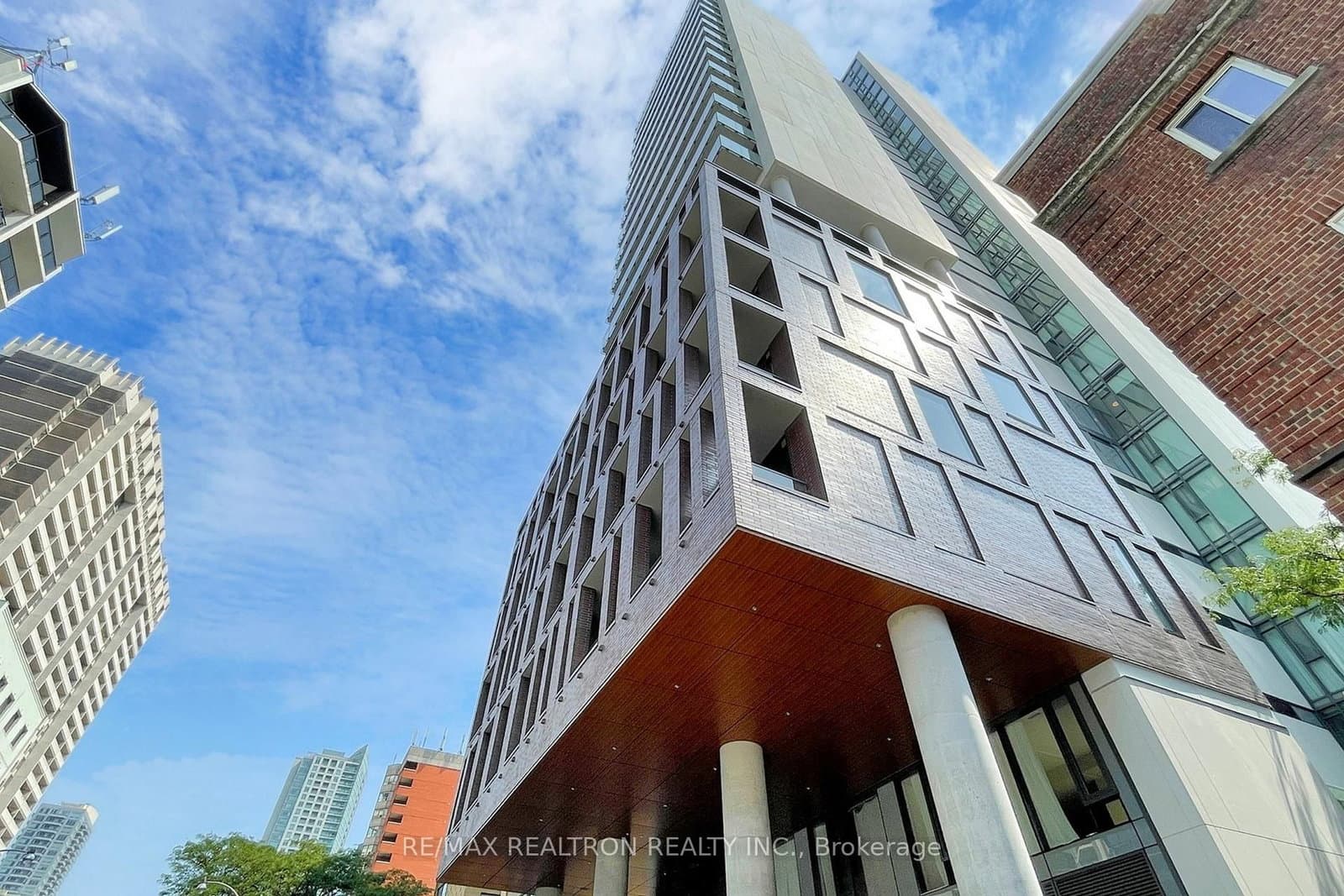 #2001 - 81 Wellesley Street E