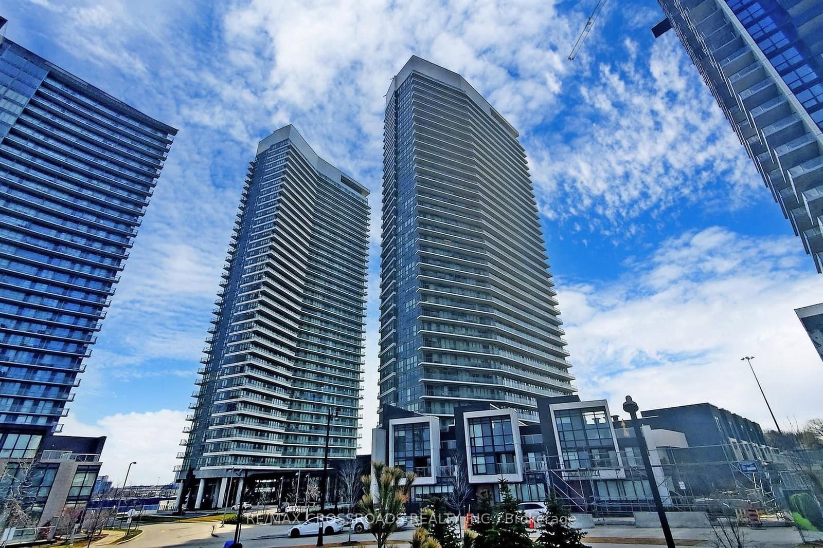 115 Mcmahon Drive, Unit 1011