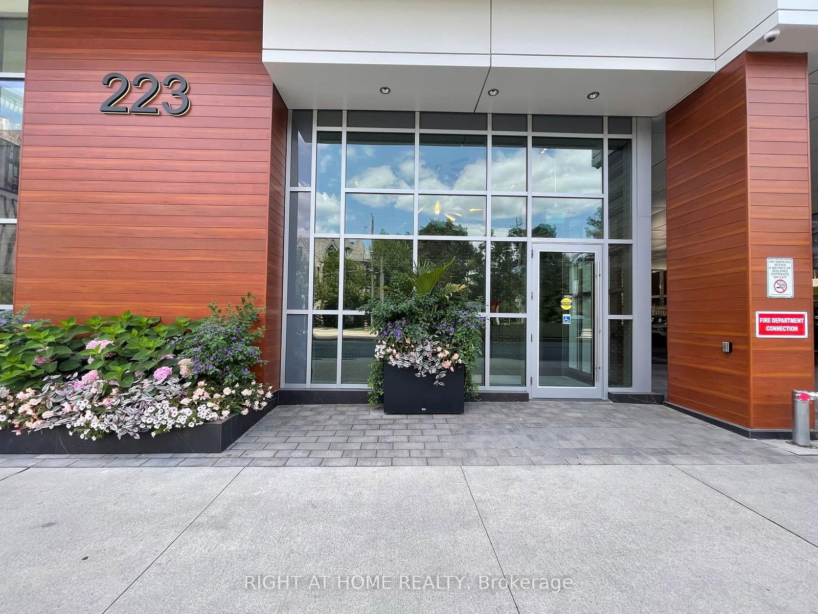 223 St Clair Avenue W, Unit 1004