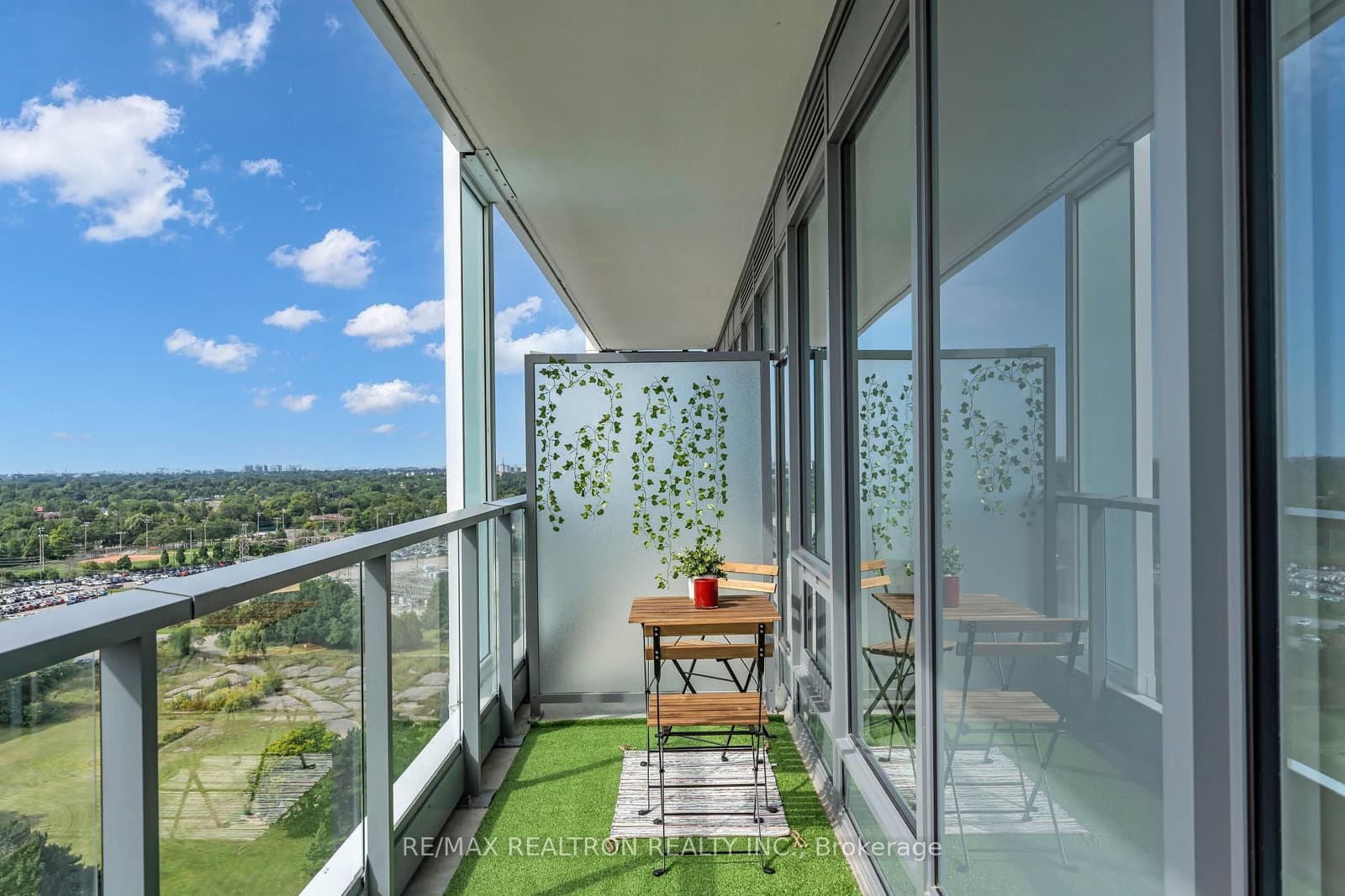 8 Olympic Gdn Drive, Unit S1506