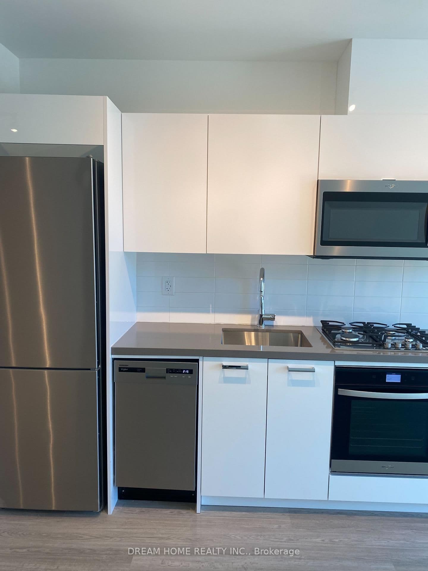 195 mccaul Street, Unit 707