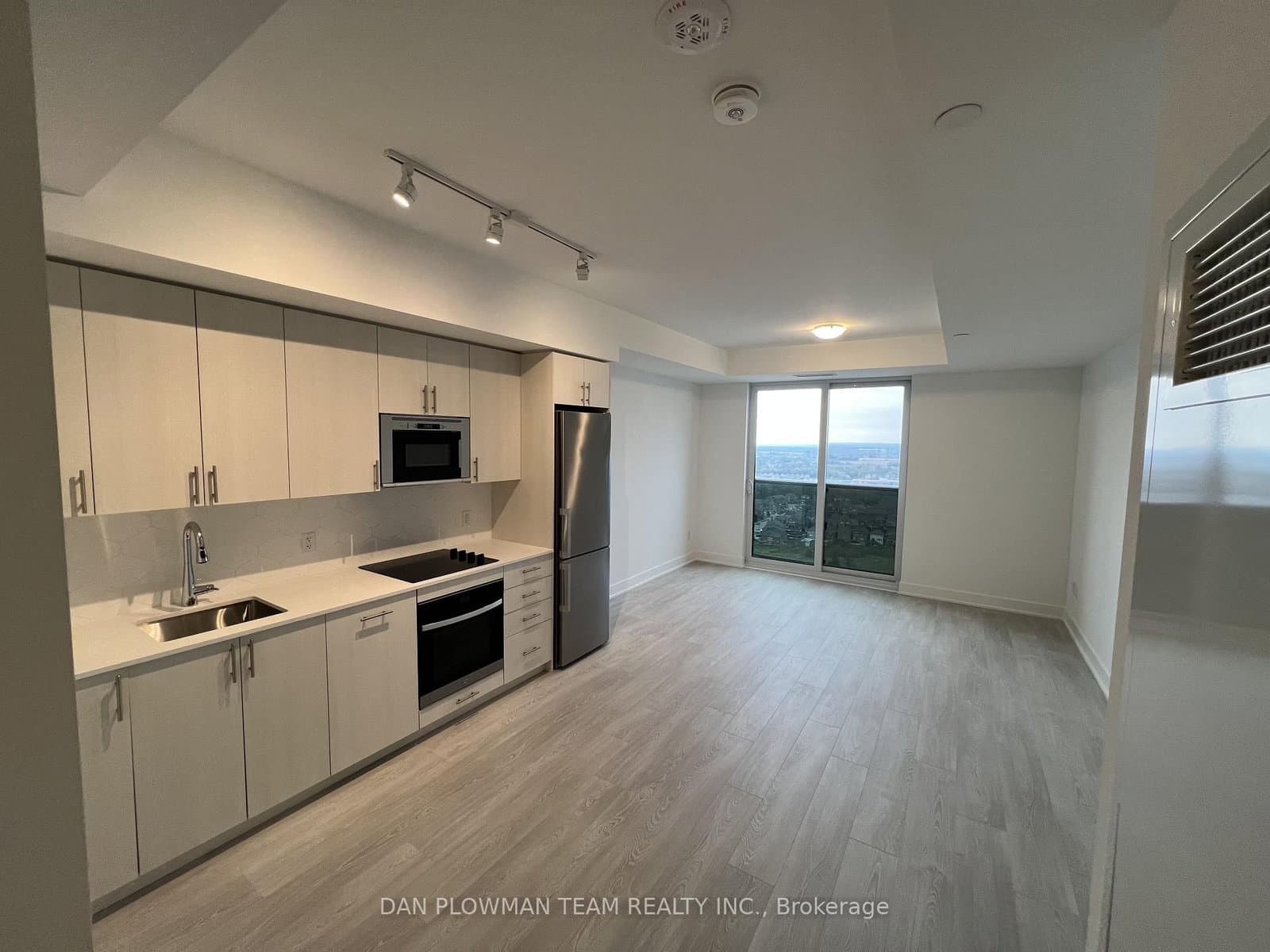 2545 Simcoe Street N, Unit PH09