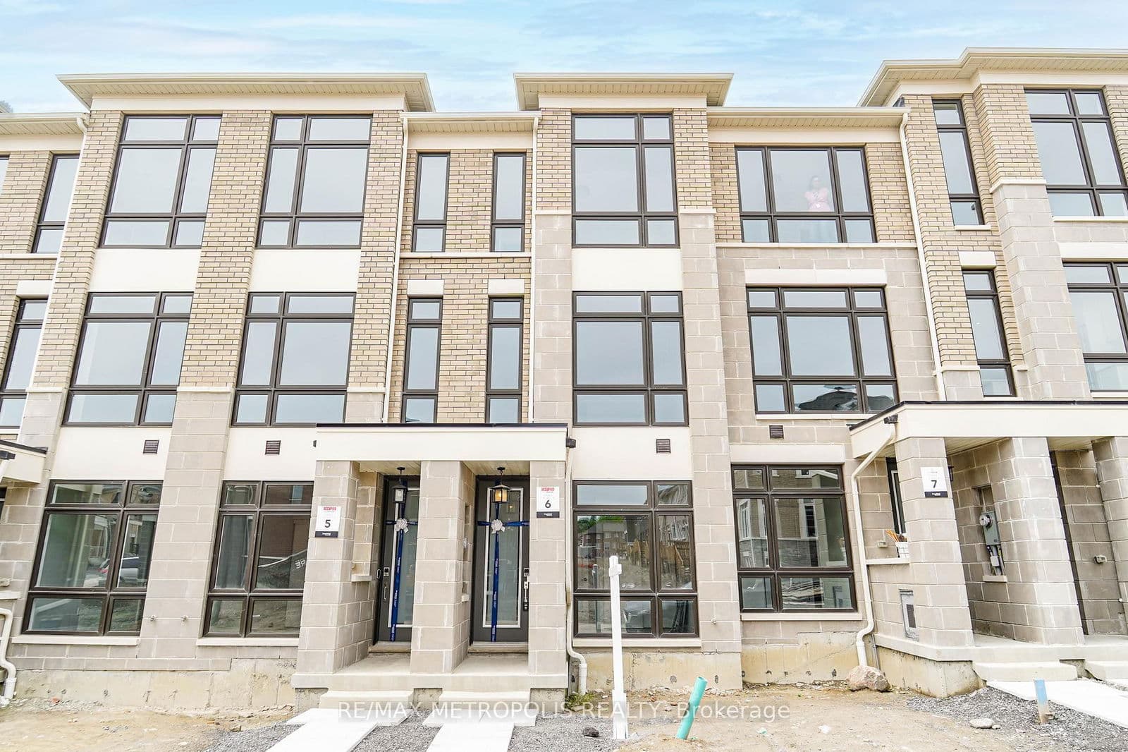 945 Crowsnest Hollow