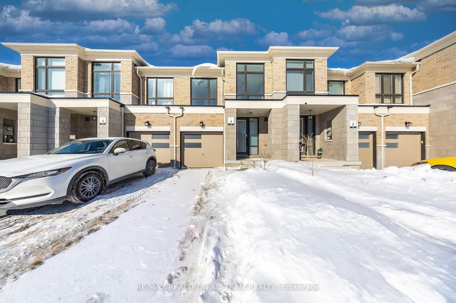 972 Crowsnest Hollow Avenue