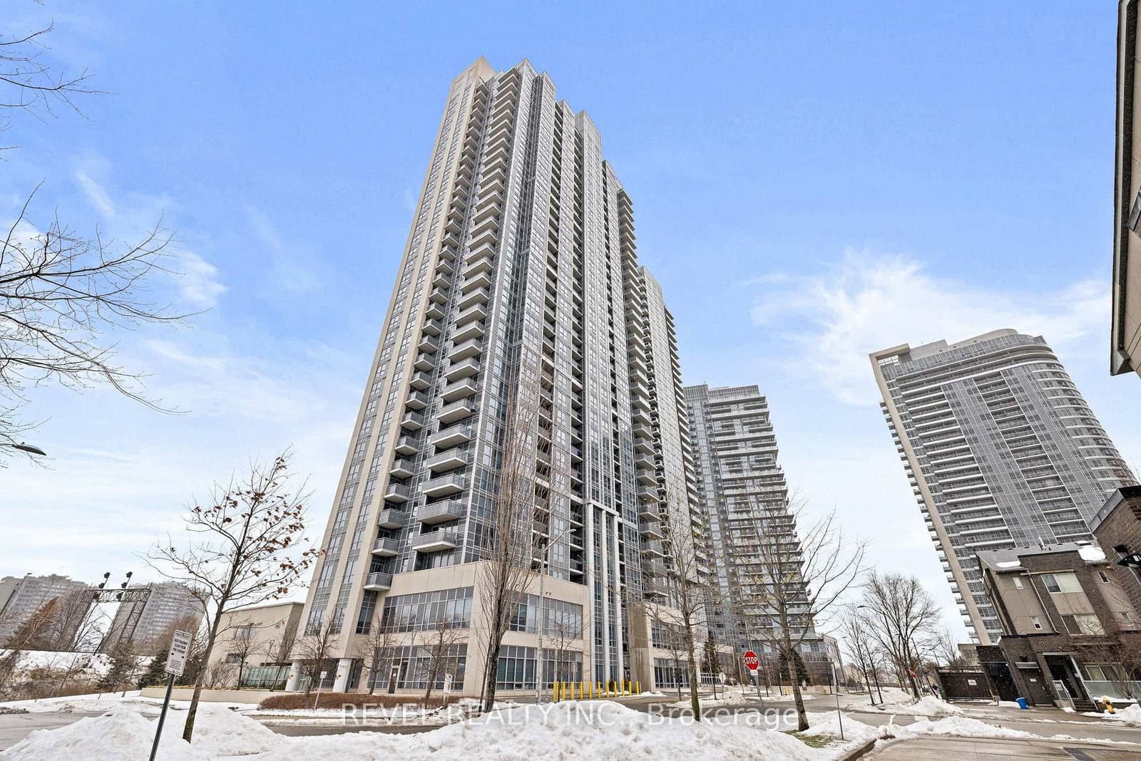 275 VILLAGE GREEN Square, Unit 619