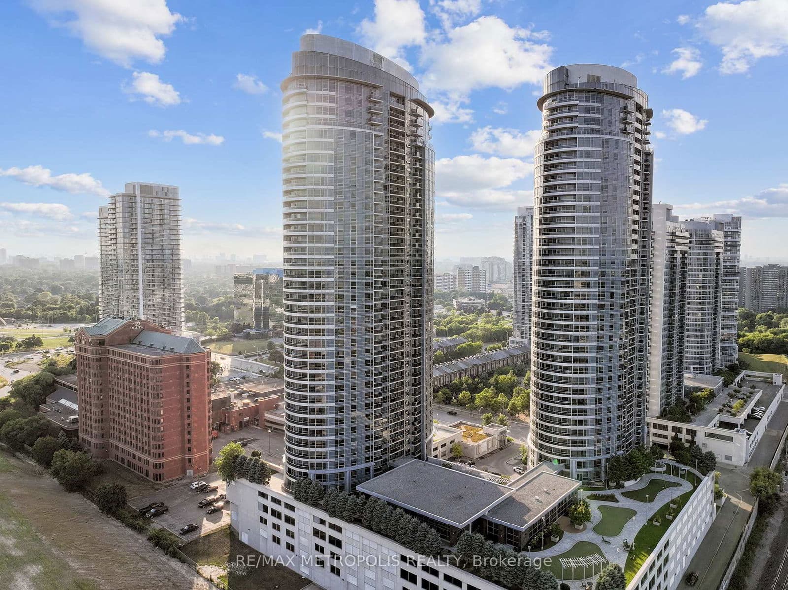 #816 - 135 Village Green Square