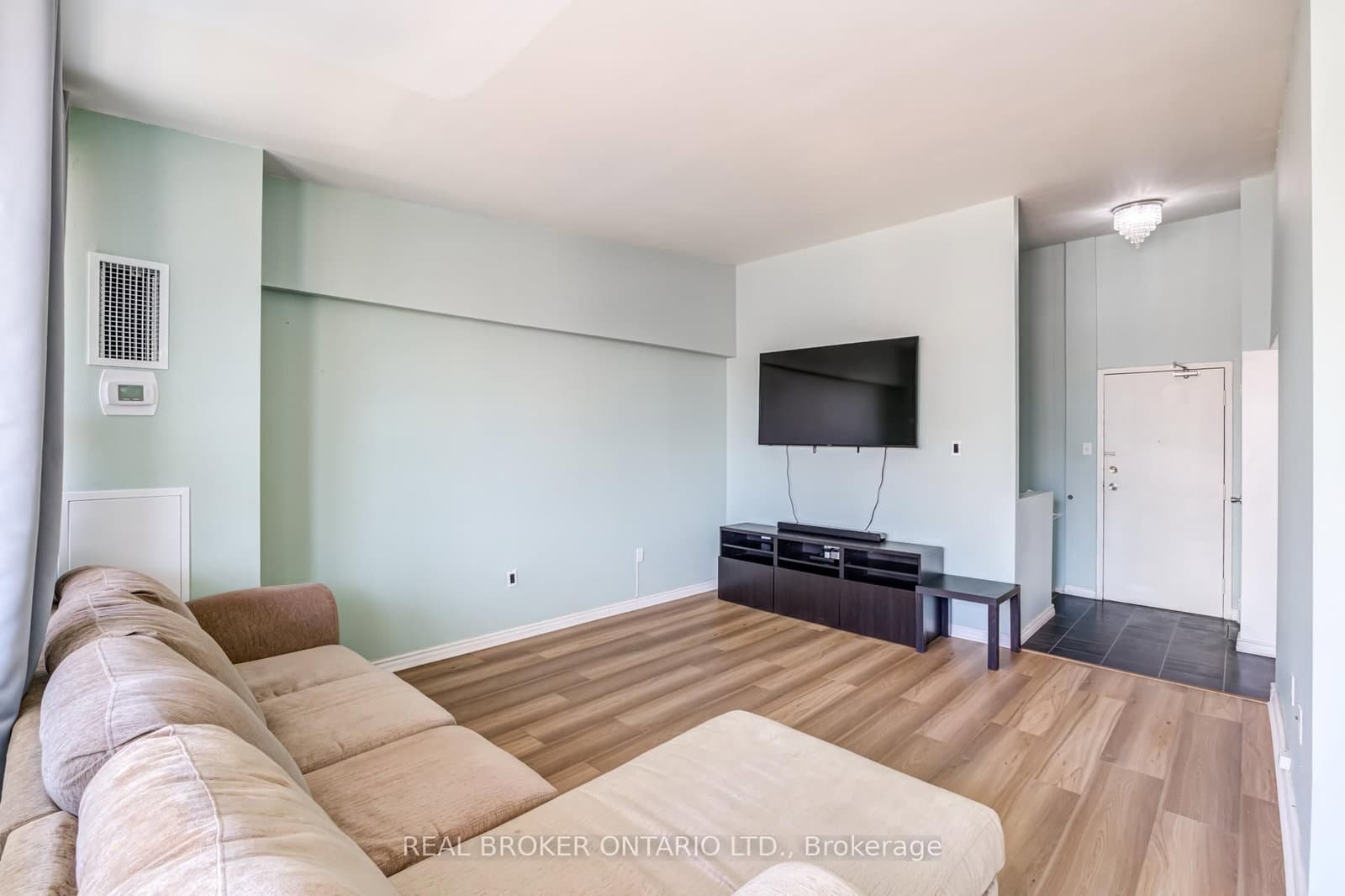 #402 - 4060 Lawrence Avenue E