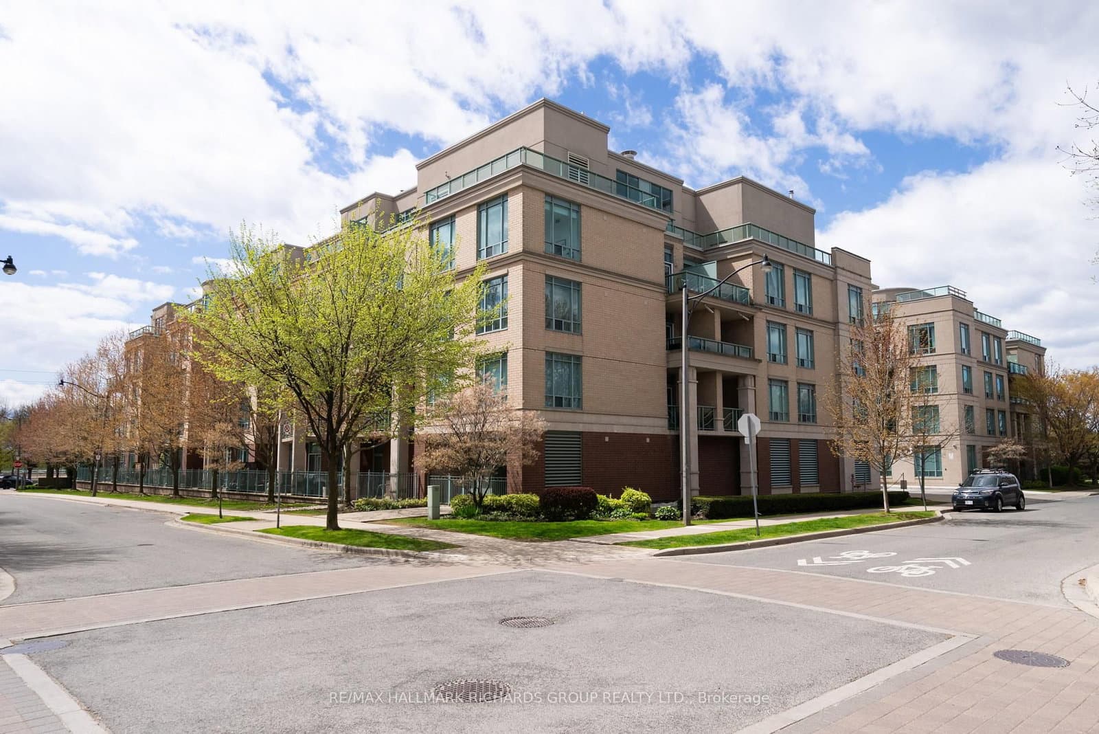#405 - 9 Boardwalk Drive