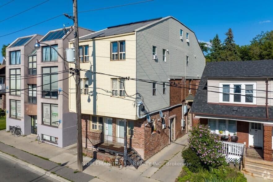 #104 - 869 Broadview Avenue