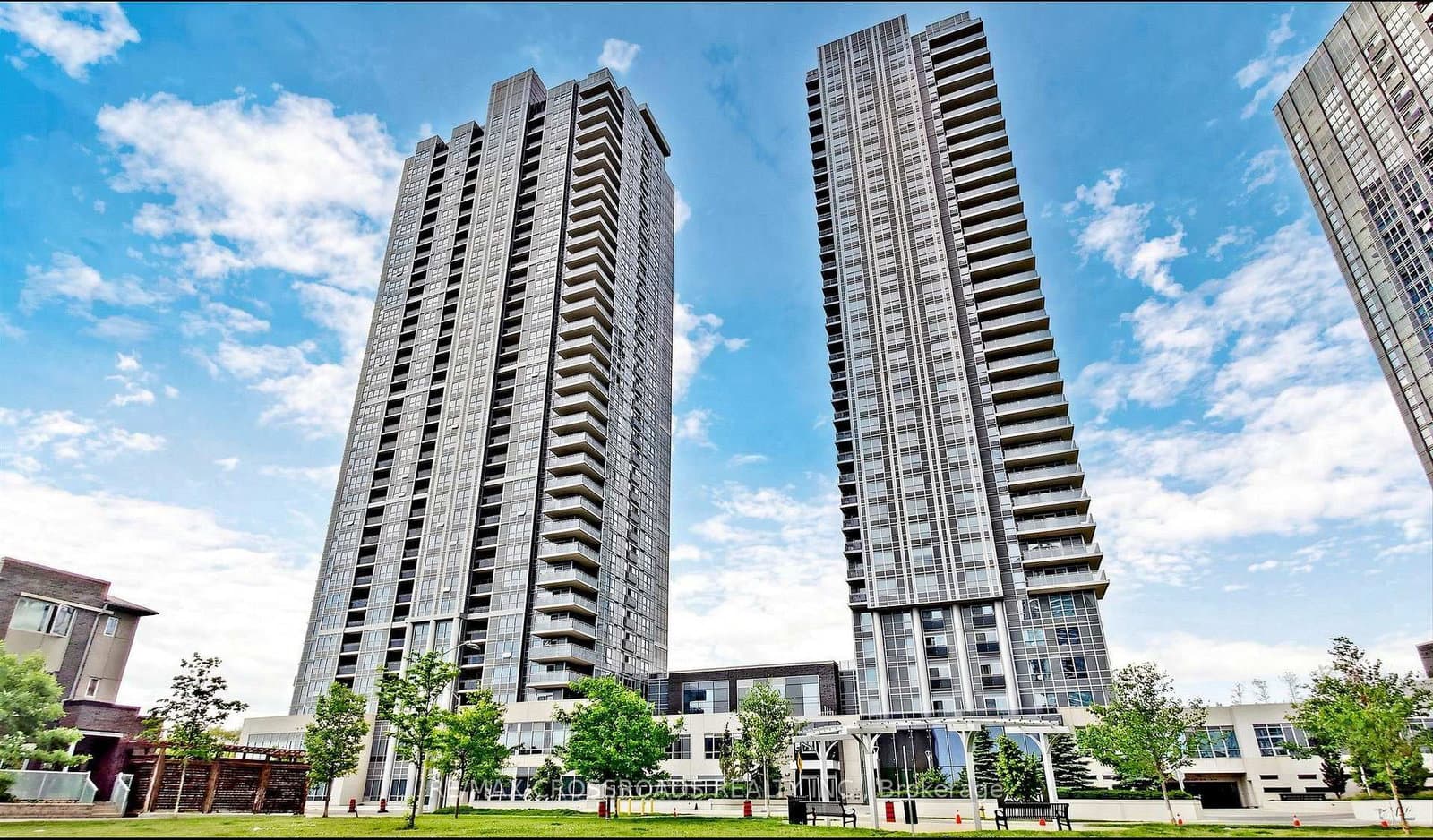 #525 - 275 Village Green Square