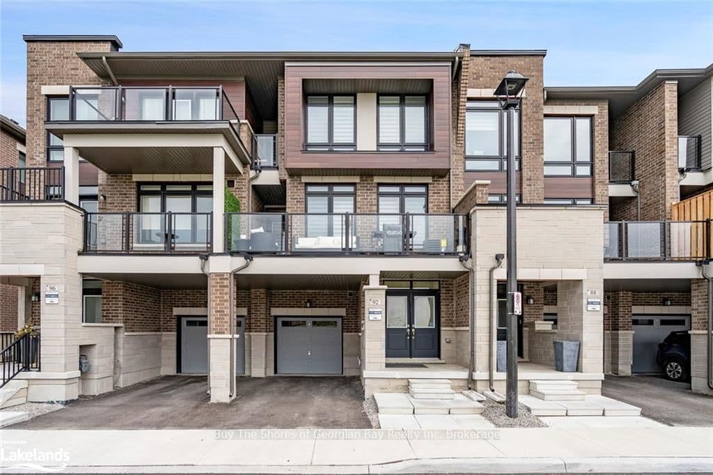 92 HOLYROOD Crescent