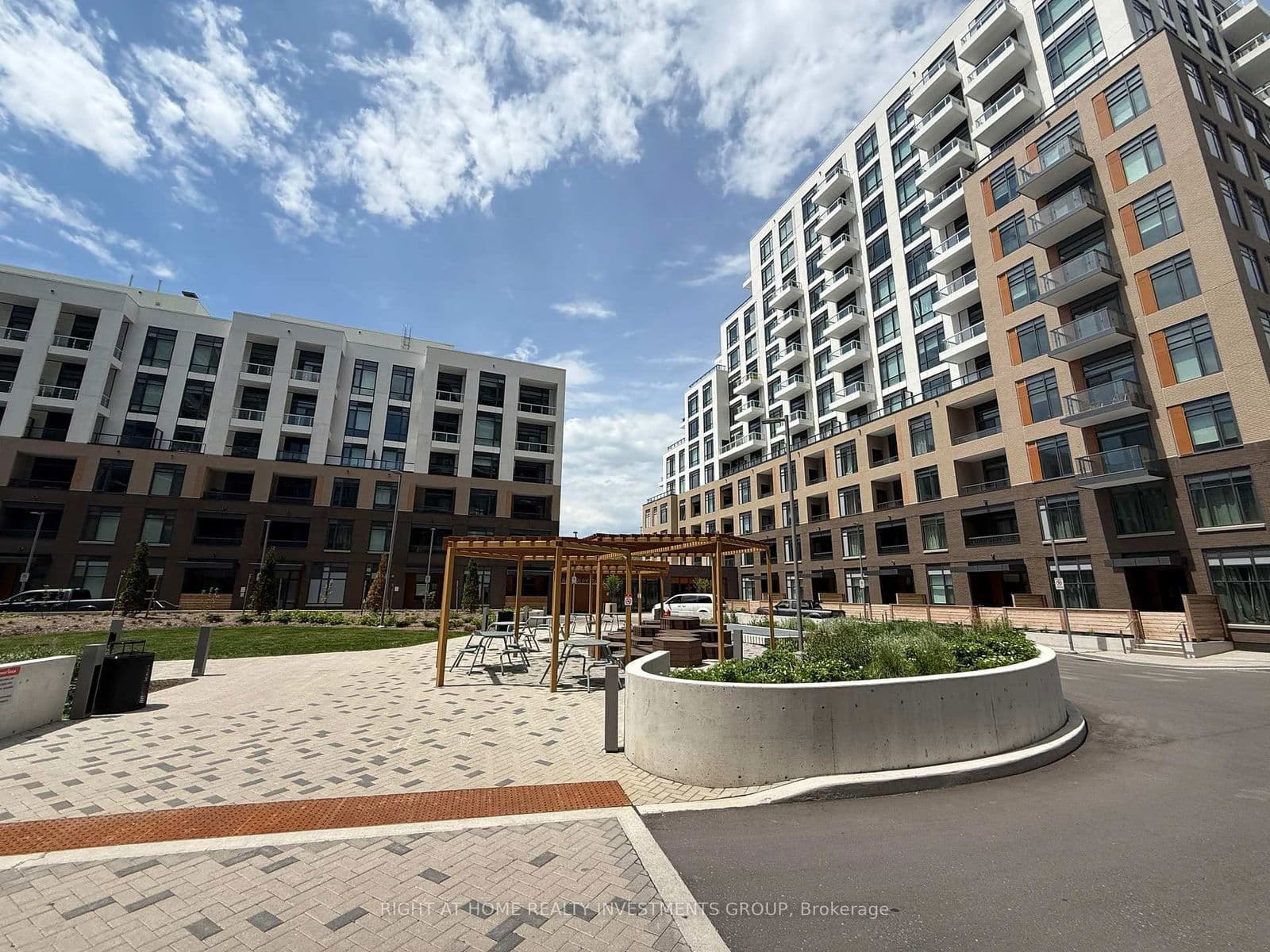 8 Beverly Glen Street, Unit 208