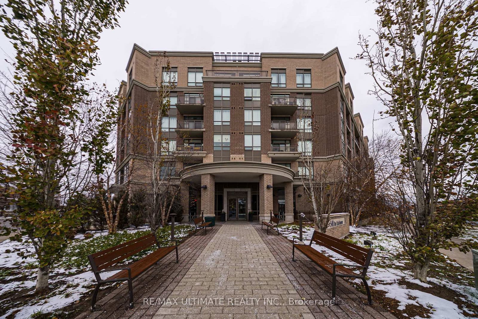 540 Bur Oak Avenue, Unit 627