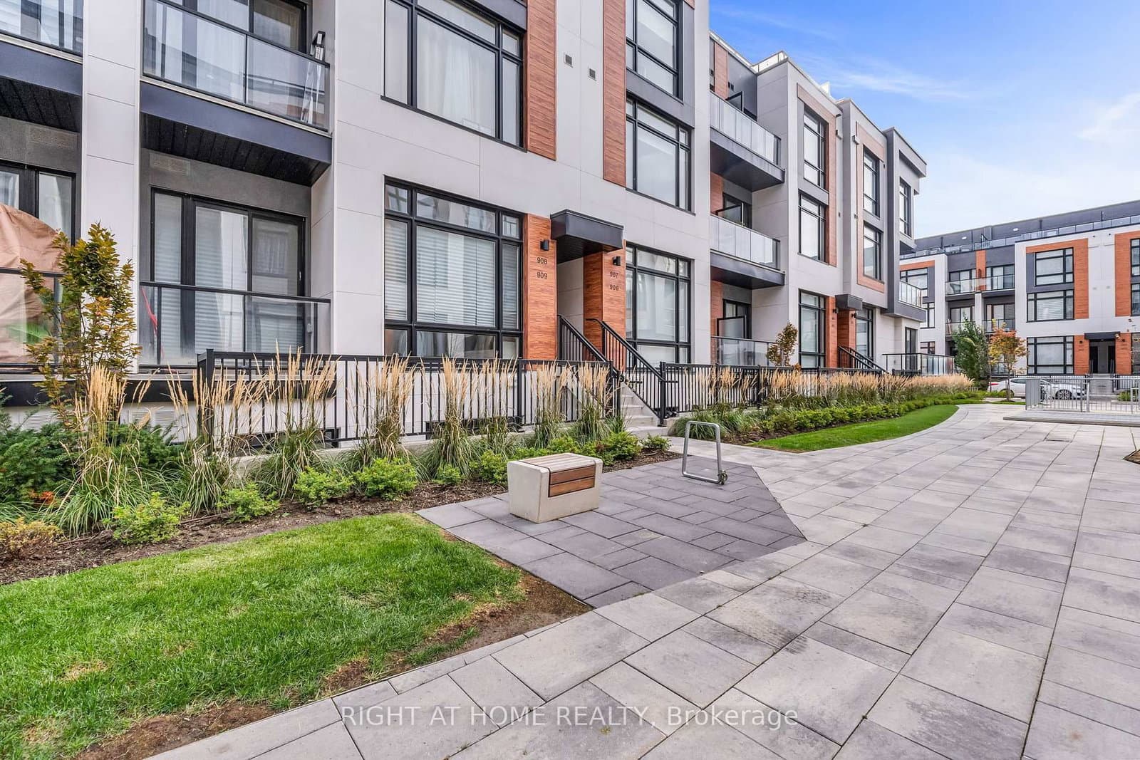 #907 - 2 Steckley House Lane