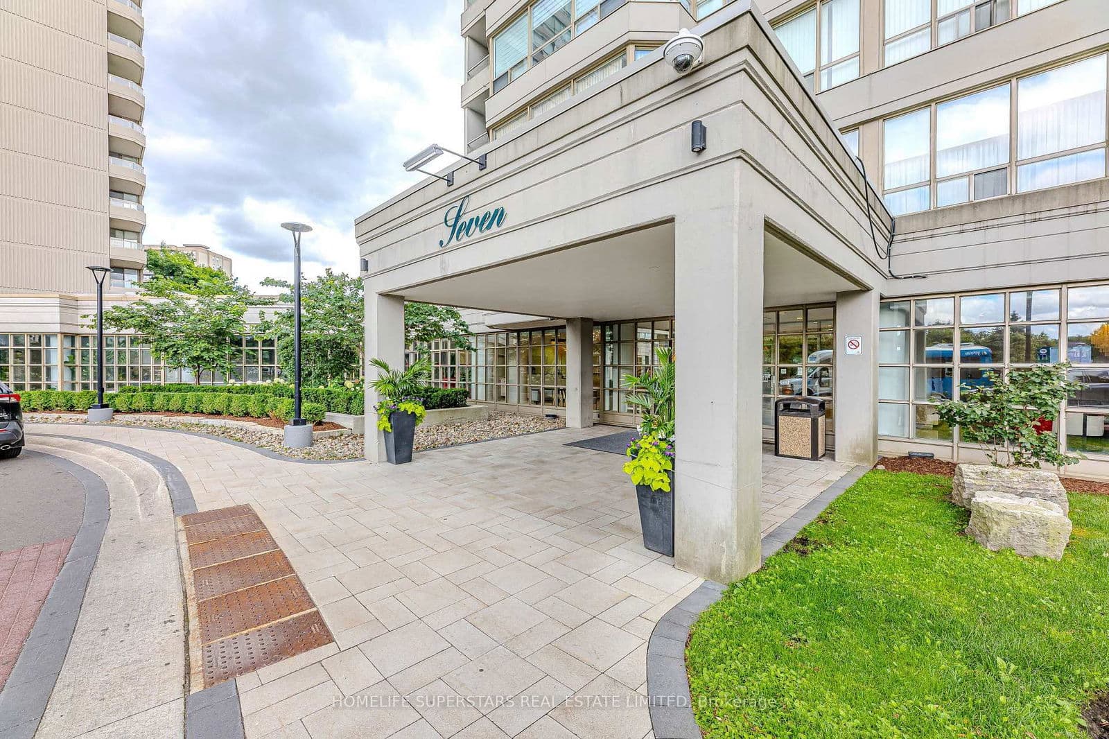 #1005 - 7 Townsgate Drive