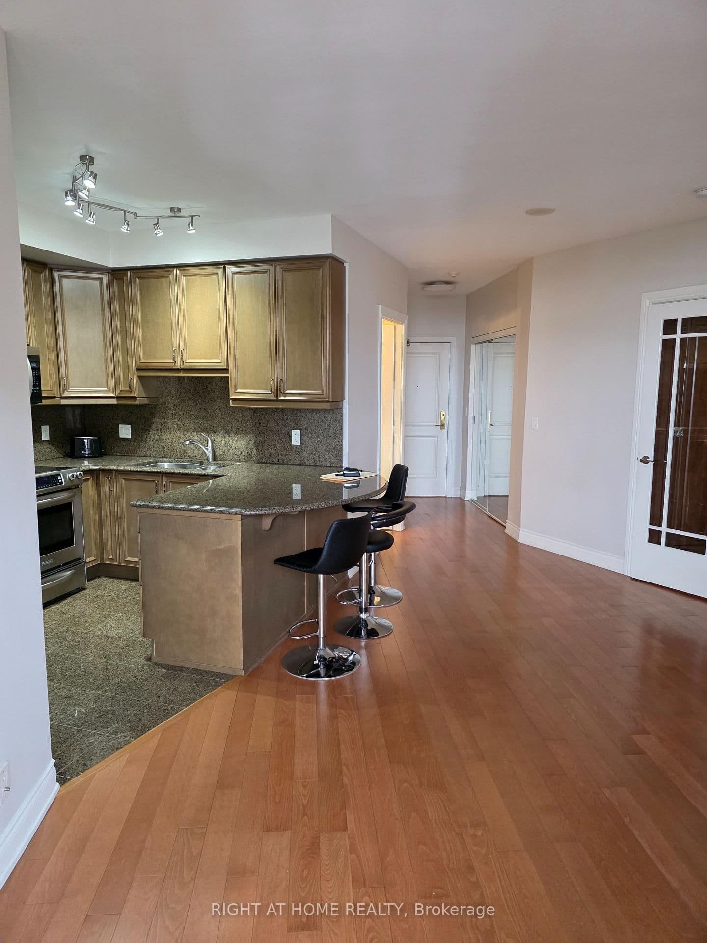 9225 JANE Street, Unit 909