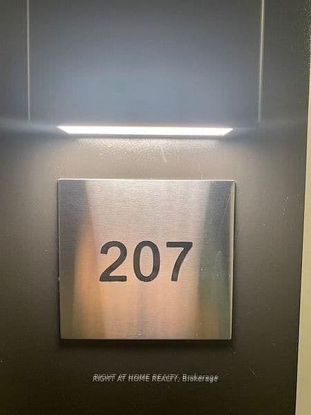 #207 - 6 DAVID EYER Road