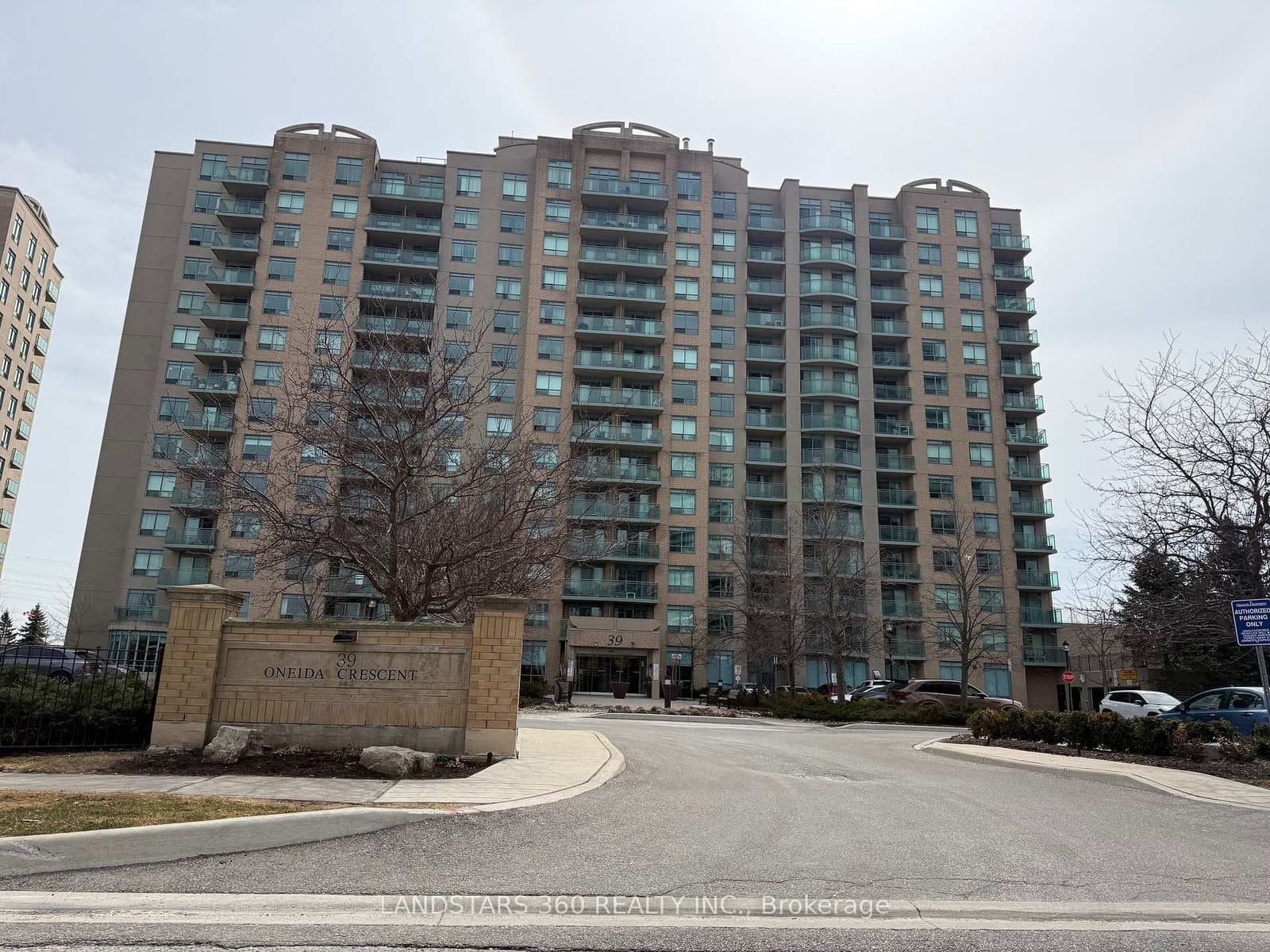 #906 - 39 Oneida Crescent