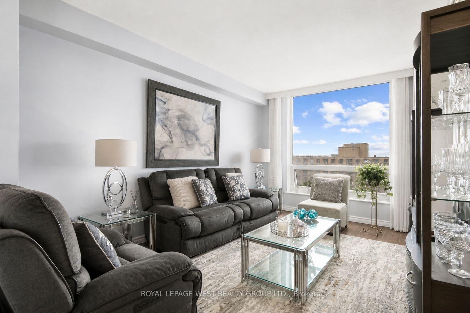 #805 - 326 Major Mackenzie Drive E