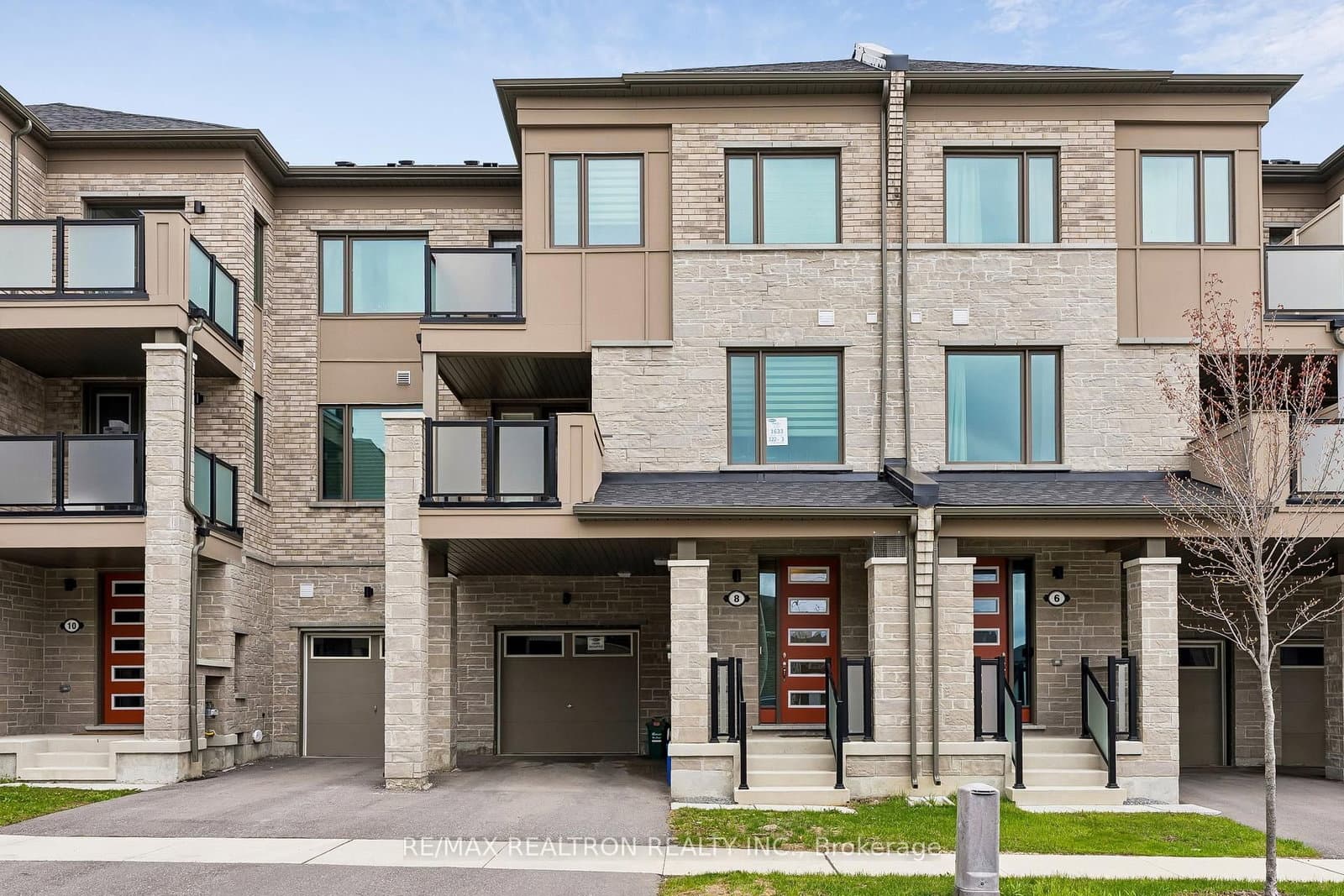 8 Thomas Frisby Jr Crescent