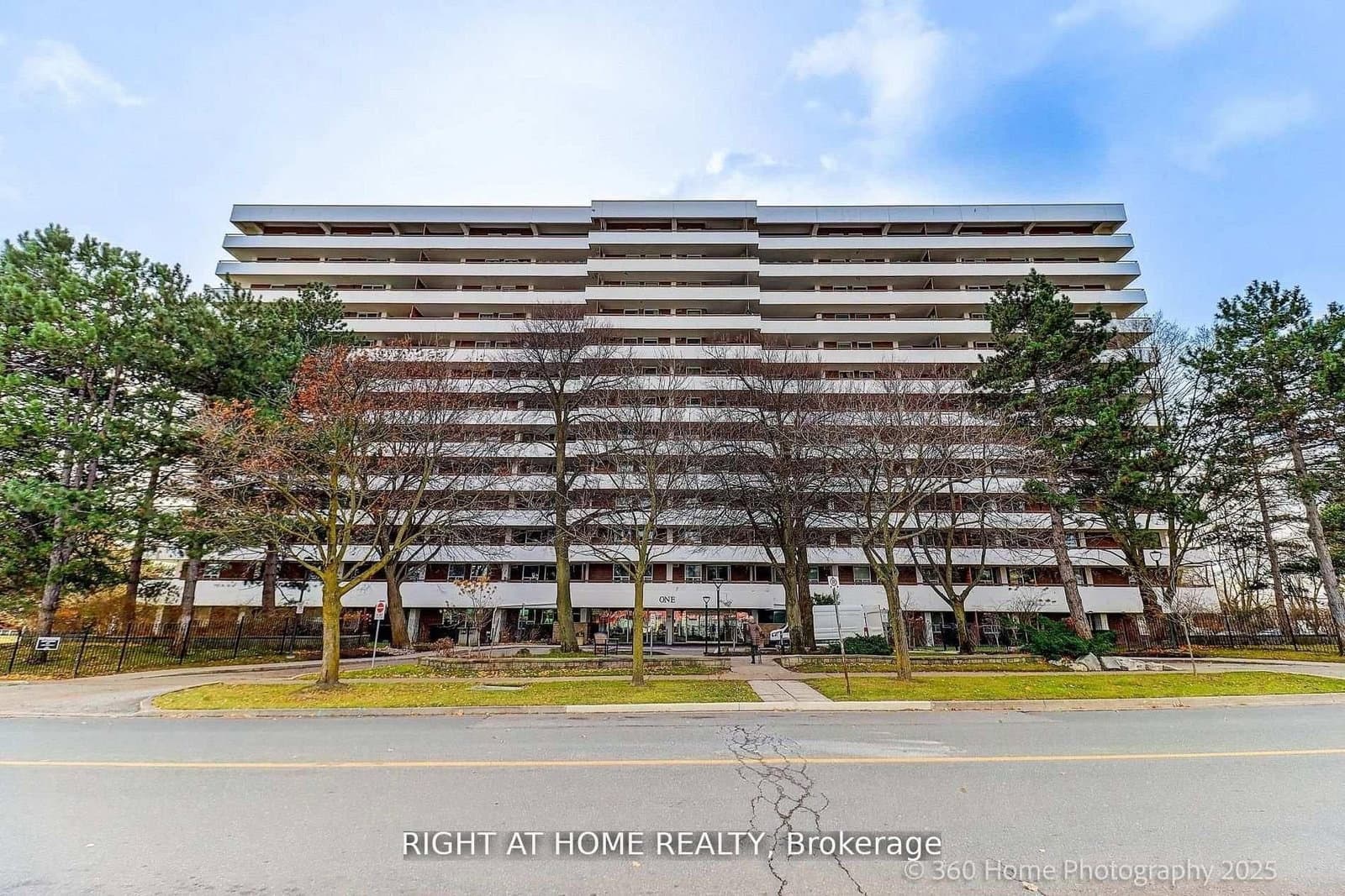 #803 - 1 Royal Orchard Boulevard