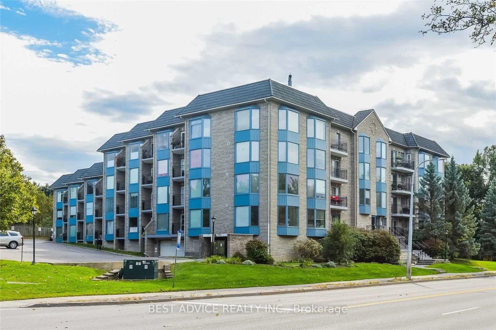 #104 - 85 Wellington Street W