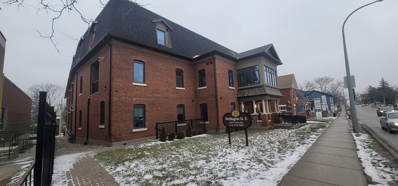 32 Wellington Street E, Unit 208