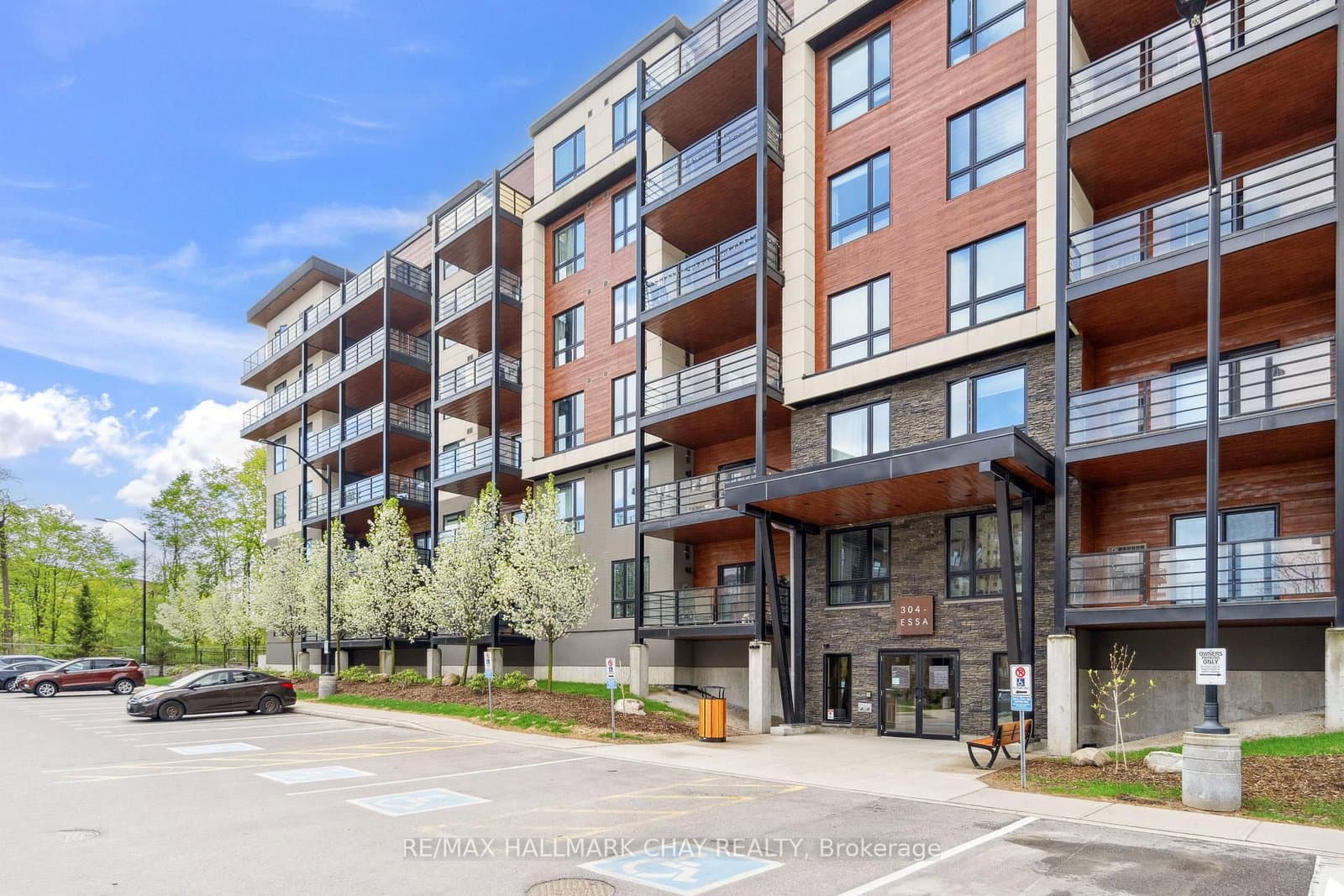 304 Essa Road, Unit 101