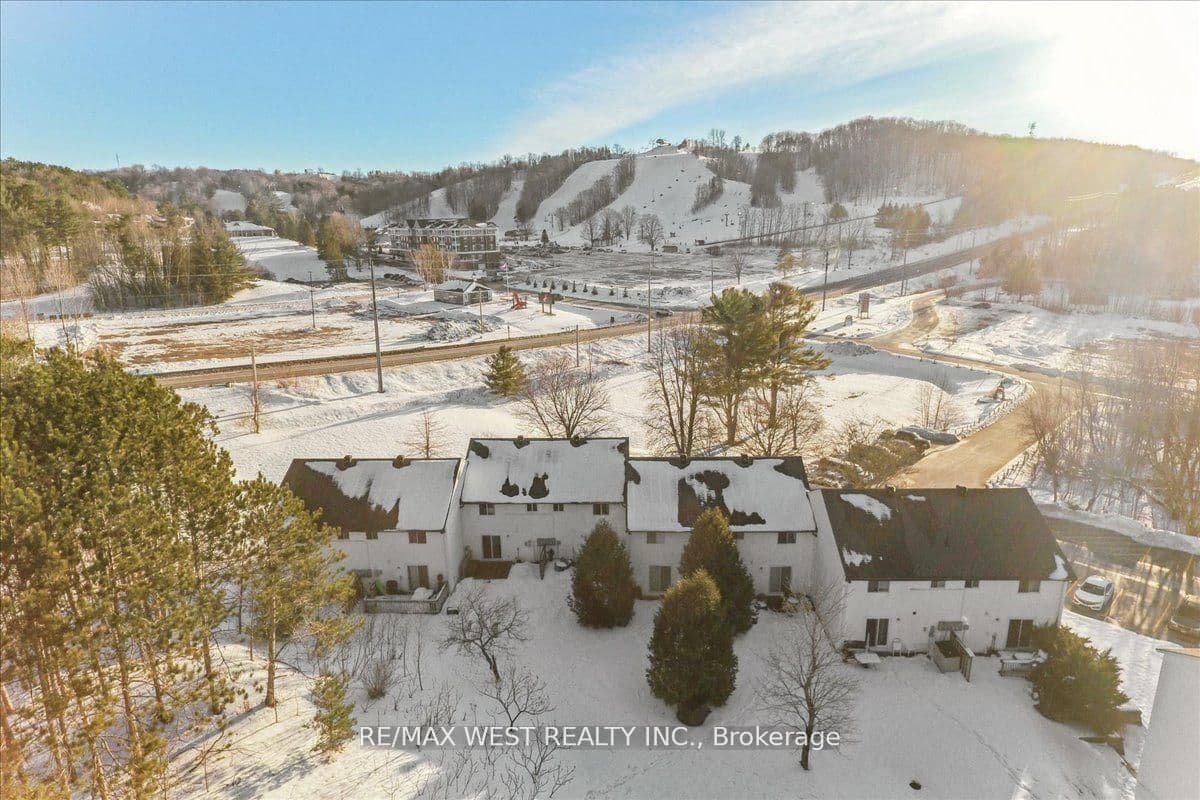 1102 Horseshoe Valley Road W, Unit 223