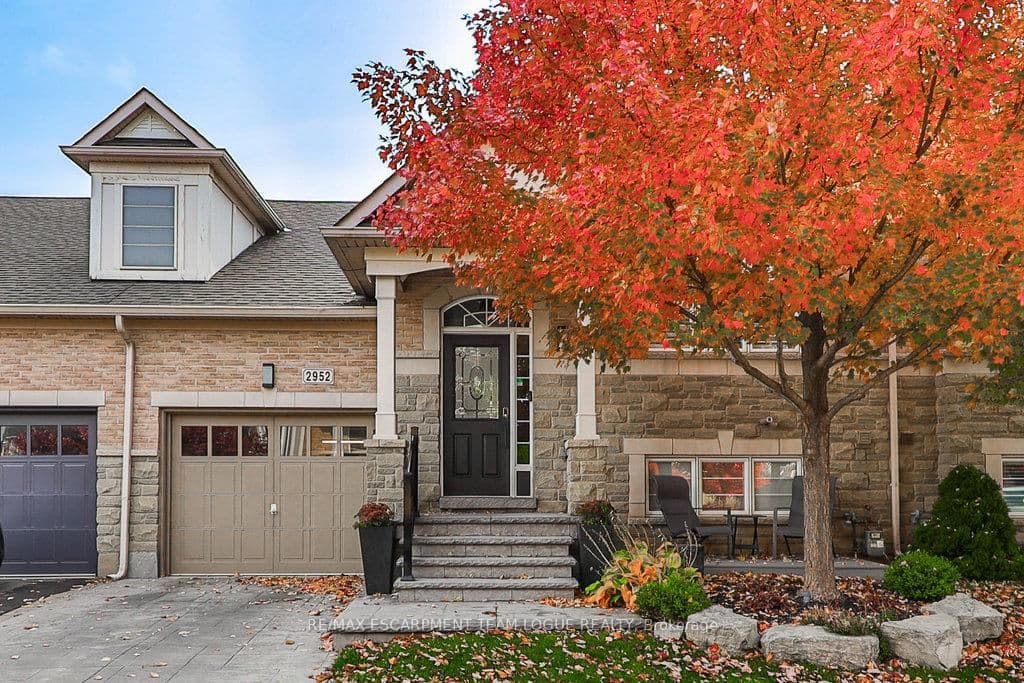 2952 Singleton Common