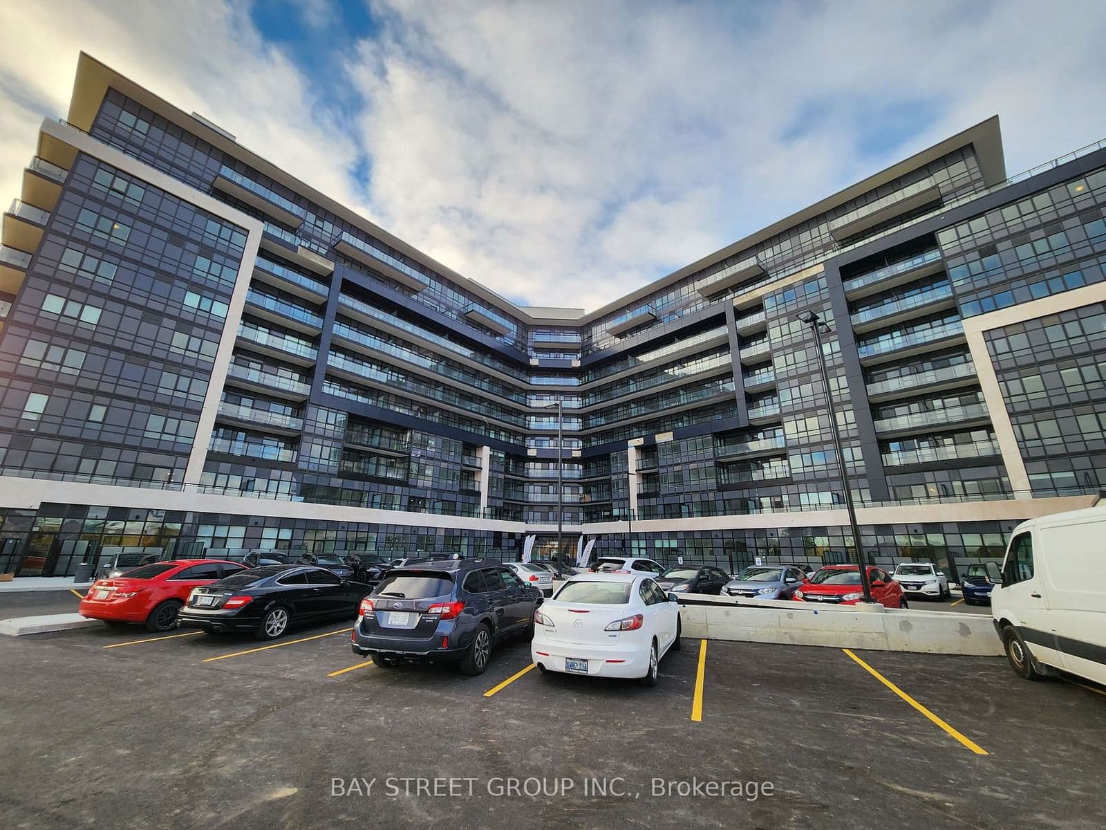 395 Dundas Street W, Unit 521