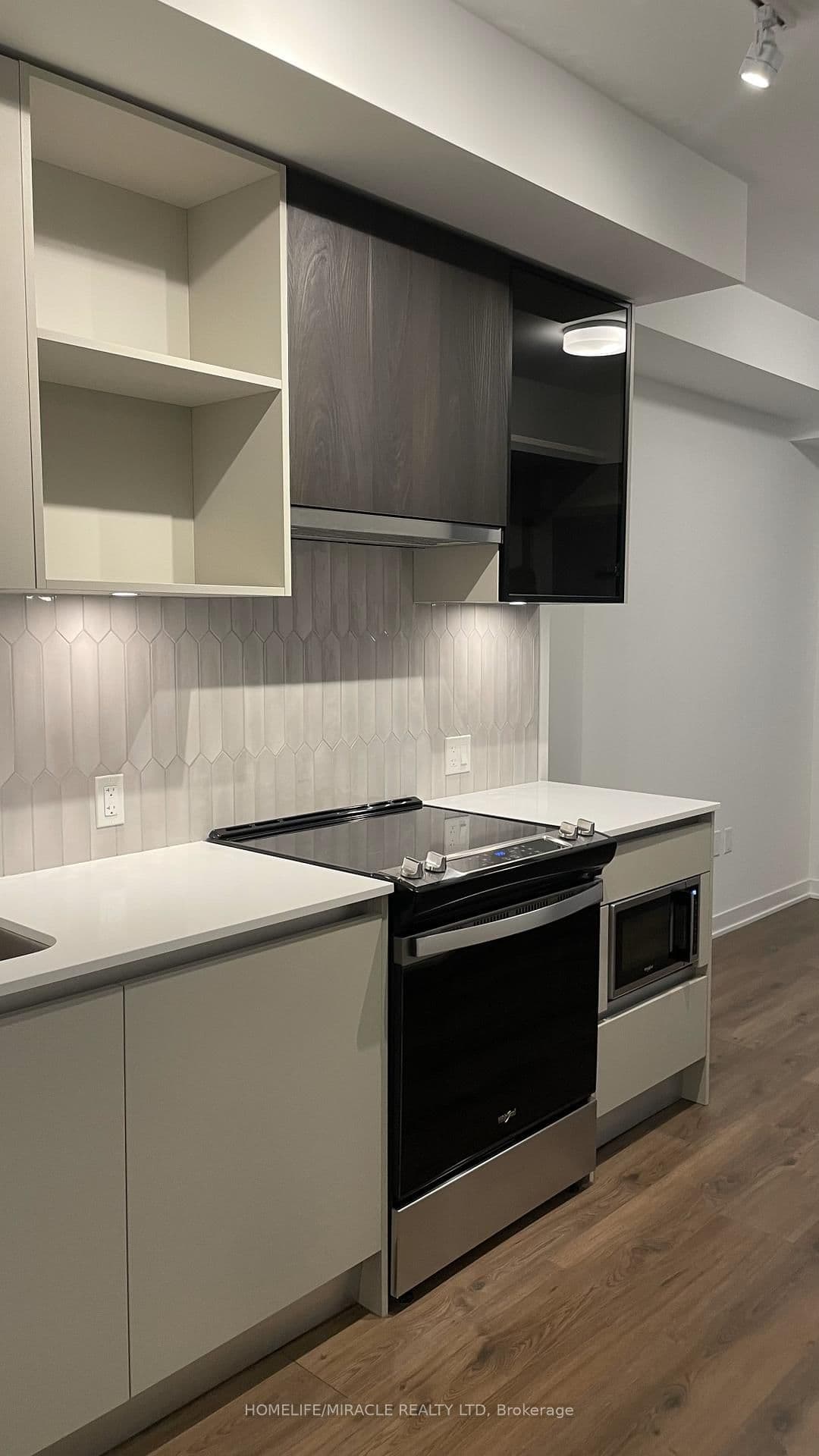 395 Dundas Street W, Unit 331