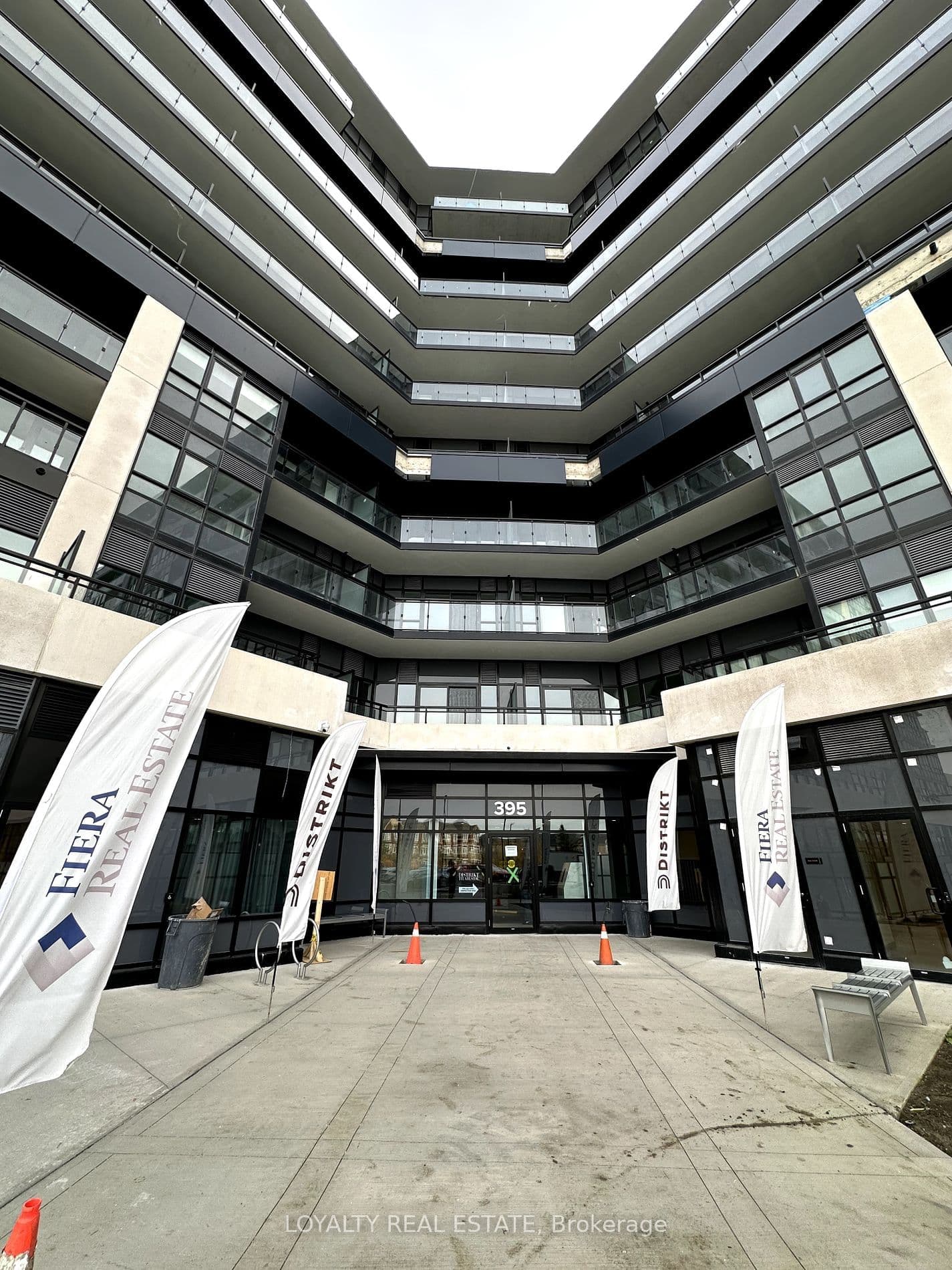 395 Dundas Street W, Unit 512