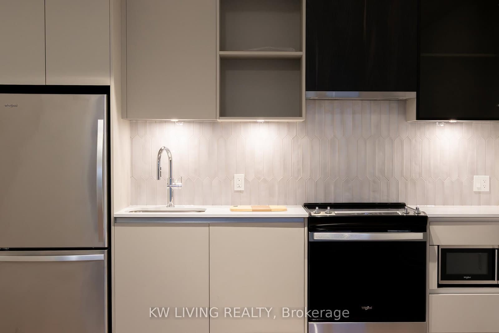 395 Dundas Street W, Unit 701