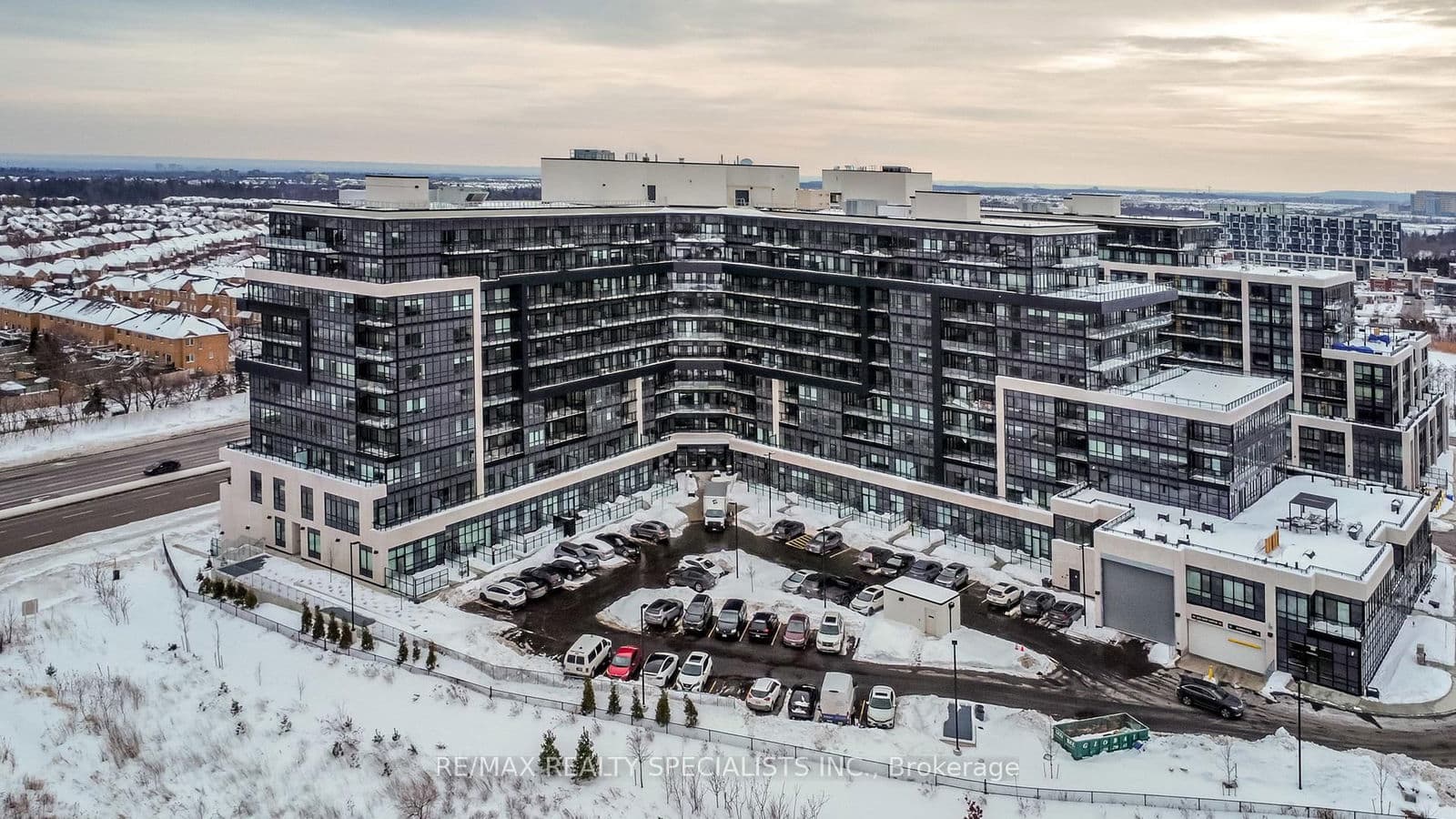 395 Dundas Street W, Unit 404