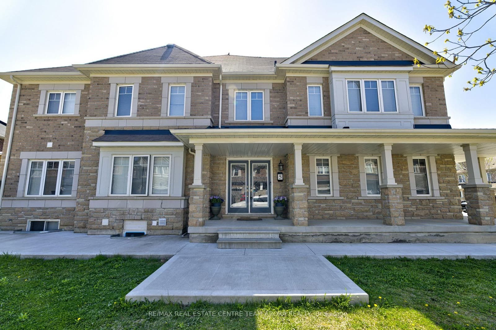 5 Golden Spring Drive