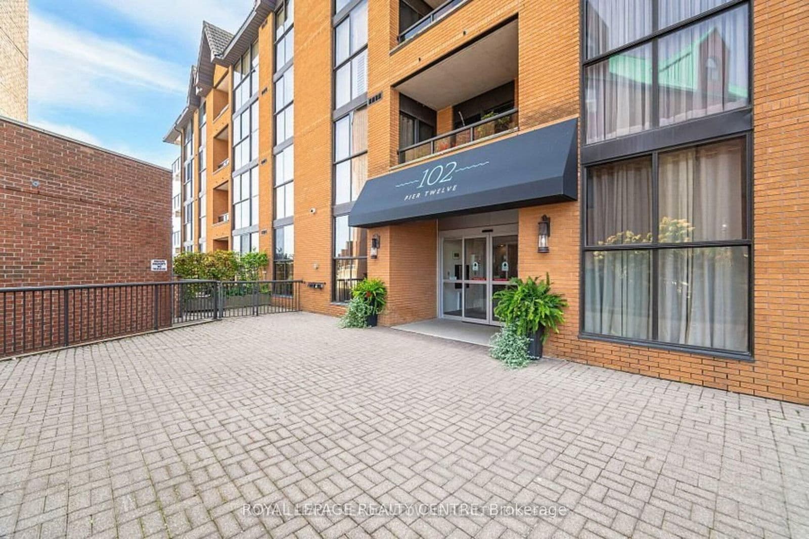 102 Bronte Road, Unit 416