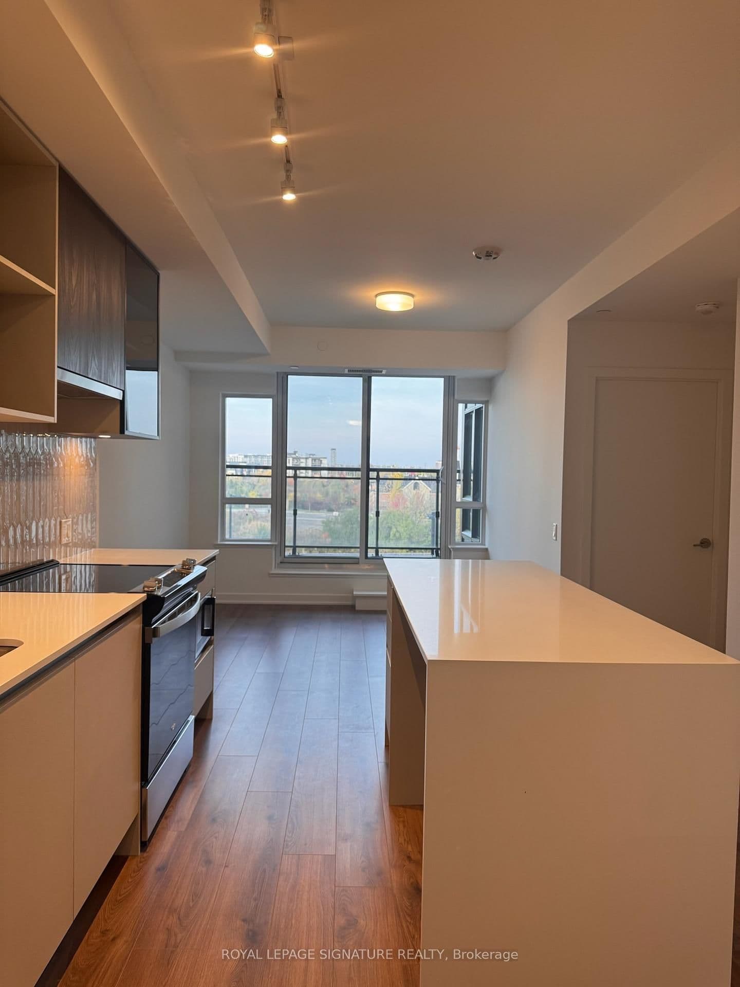 395 Dundas Street W, Unit 332