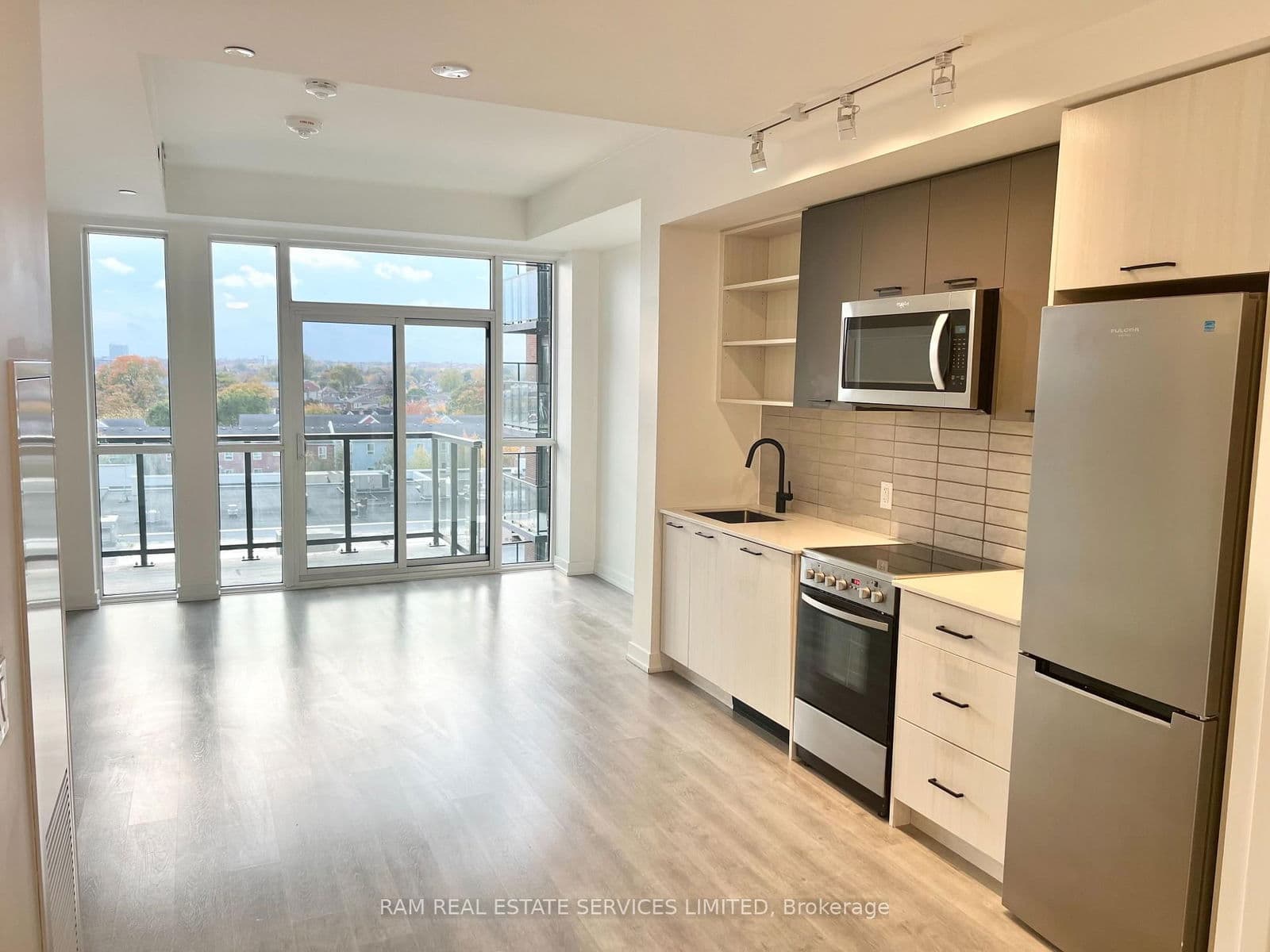 2300 st clair Avenue W, Unit 627