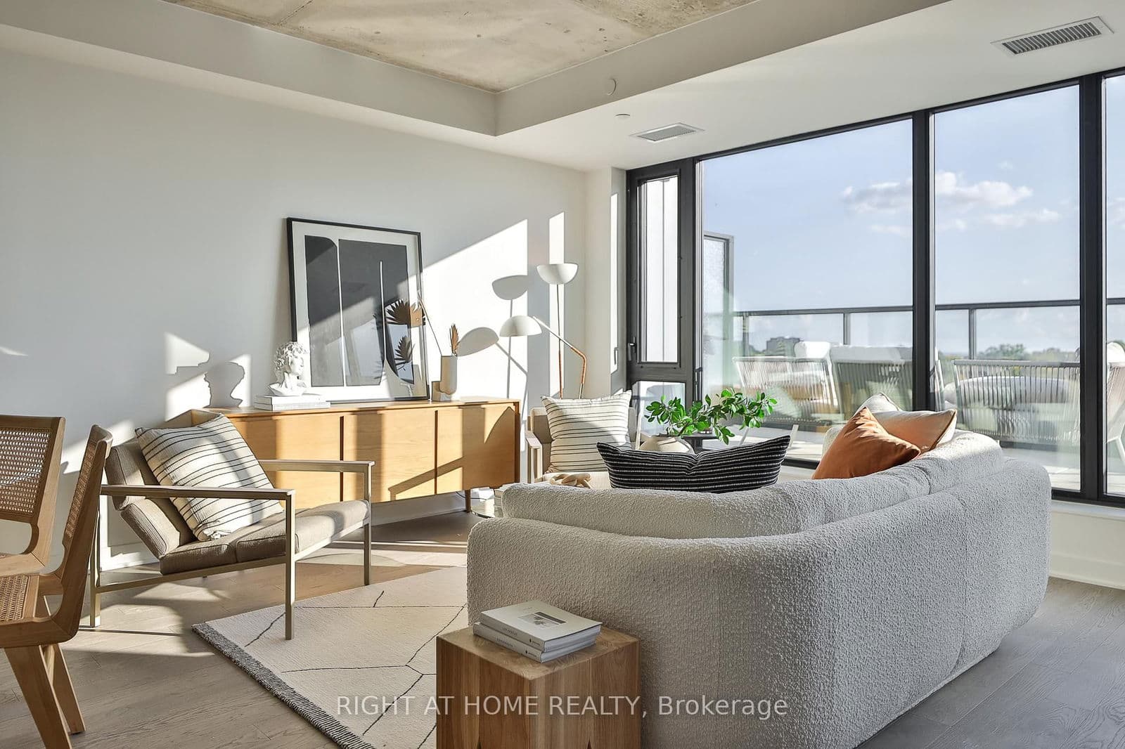 #607 - 2720 Dundas Street W