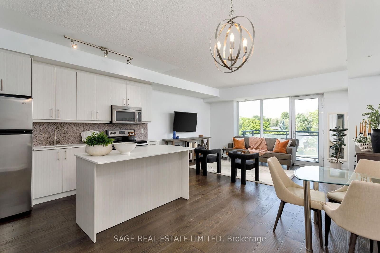 #401 - 760 The Queensway