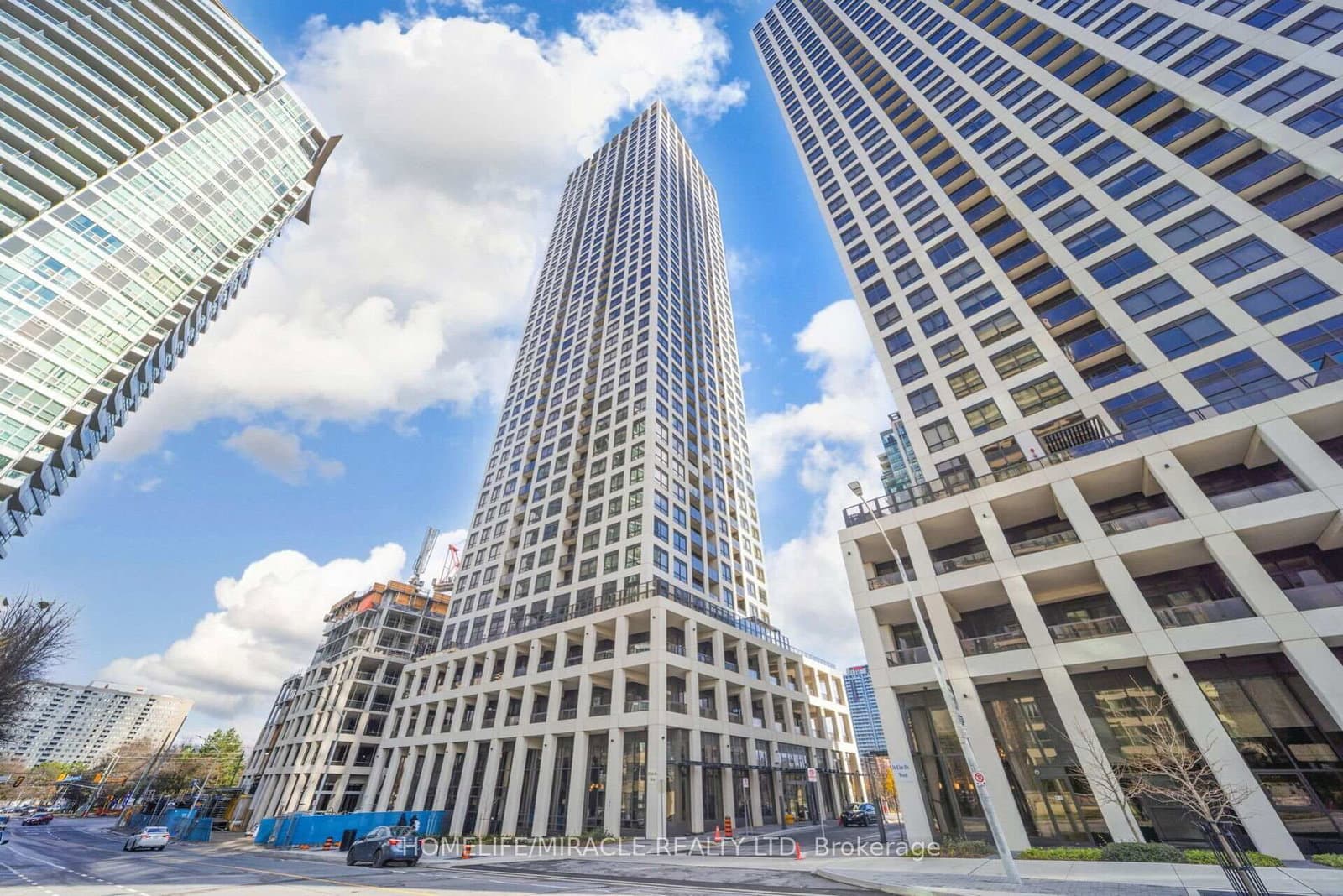 #PH01 - 30 ELM Drive W