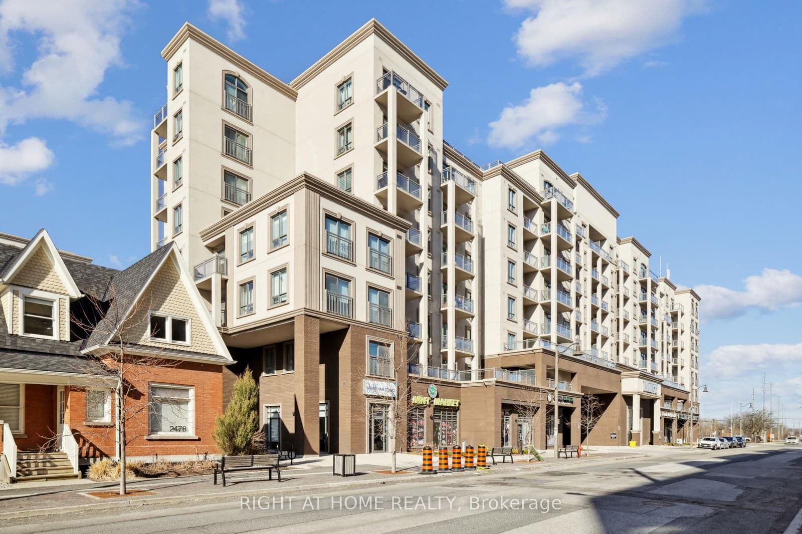 #815 - 2486 Old Bronte Road