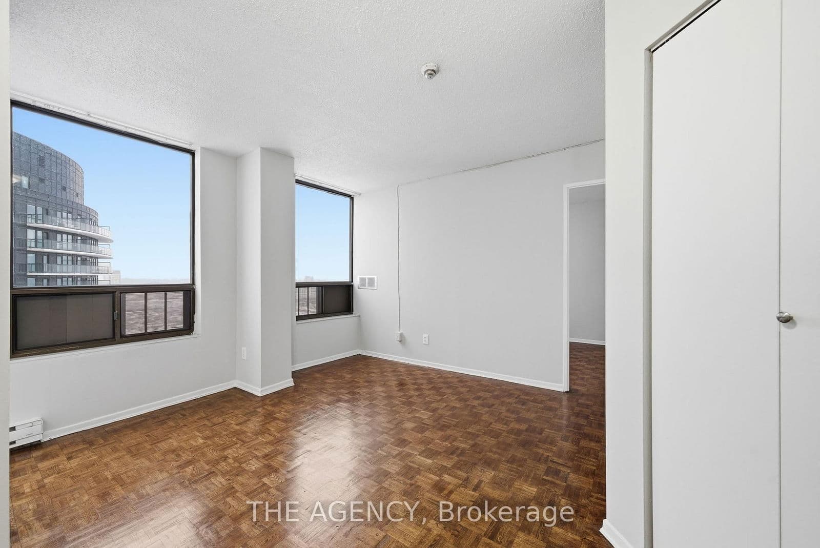 #2719B - 2360 Dundas Street